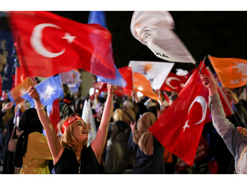 Po dramatiškos nakties Turkija ruošiasi istoriniam antrajam prezidento rinkimų turui 